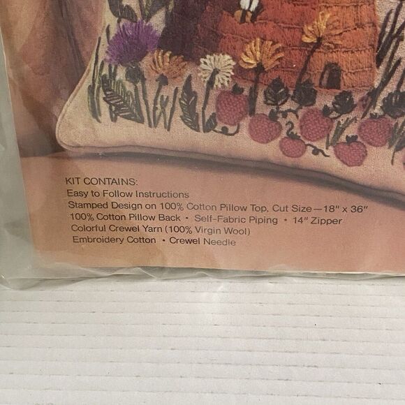 VTG 1972 Avon Creative Needlecraft Crewel Embroidery Pillow Kit "The Bee Garden" - Picture 3 of 6